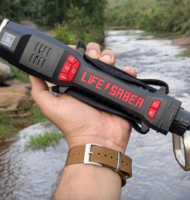Photo LifeSaber spája v jednom zariadení plazmový zapalovač, čističku vody, powerbanku aj baterku 