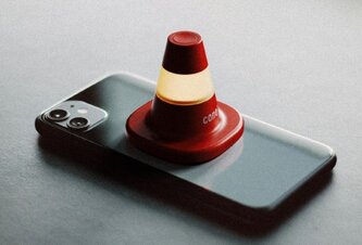 Photo Bezdrôtová nabíjačka v tvare dopravného kužeľa vám pomôže s digitálnym detoxom  