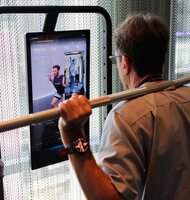 Photo Prenosná domáca smart posilňovňa nahrádza železné závažia digitálnym odporom