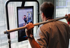Photo Prenosná domáca smart posilňovňa nahrádza železné závažia digitálnym odporom