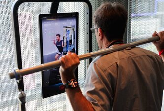 Photo Prenosná domáca smart posilňovňa nahrádza železné závažia digitálnym odporom