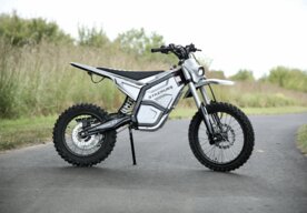 Photo Elektrická terénna motorka za dvetisíc dolárov klame telom a ponúka prekvapivý výkon