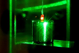 Photo Levitujúci diamant ukázal, ako dokáže kvantová mechanika hýbať bežnými predmetmi