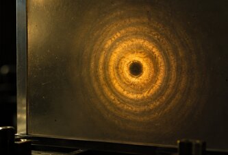 Photo Experiment potvrdil, že tma sa dokáže pohybovať rýchlejšie ako svetlo bez porušenia teórie relativity