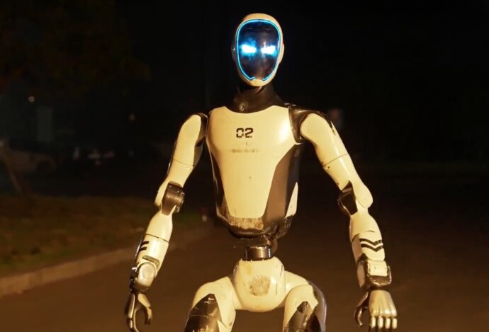 Photo Nový robotický osobný strážca ovláda kung-fu, nadvihne auto a odstraší útočníka