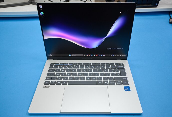Photo ASUS ExpertBook A7 - pracovný ultrabook, ktorý stavil na mobilitu a odolnosť